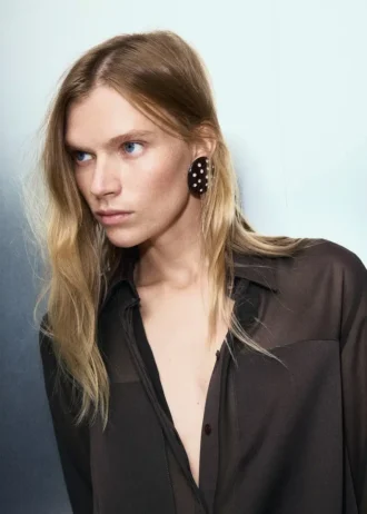 Poloprůsvitná blůza s nášivkami Poloprůsvitná blůza s nášivkami