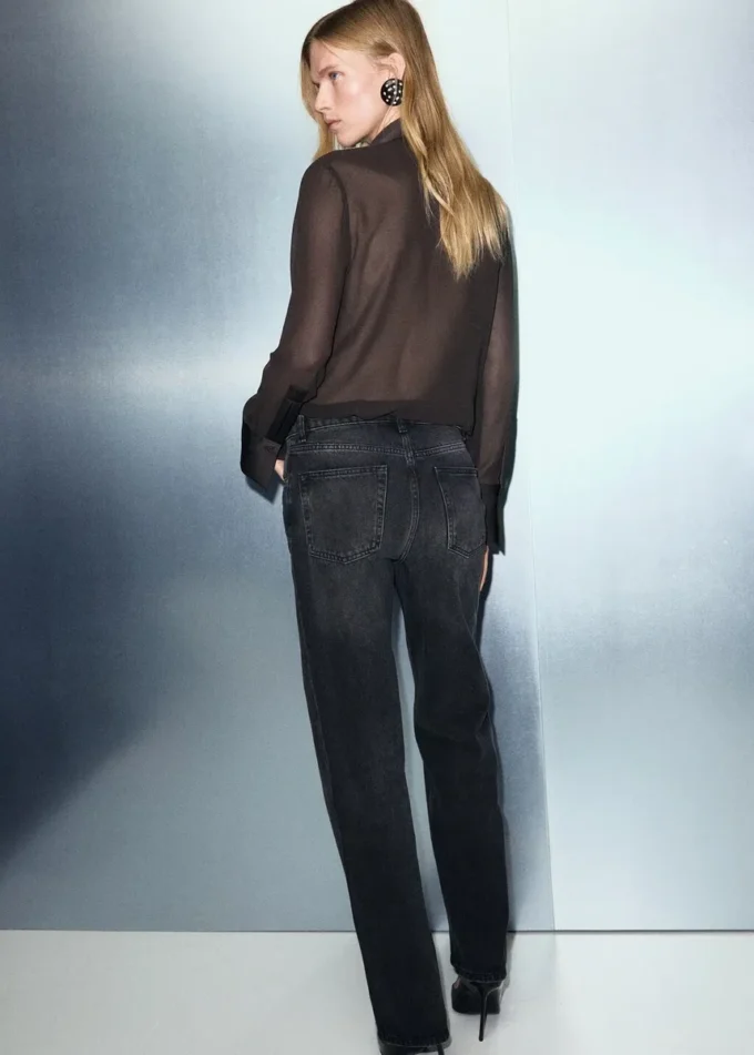 Poloprůsvitná blůza s nášivkami Poloprůsvitná blůza s nášivkami