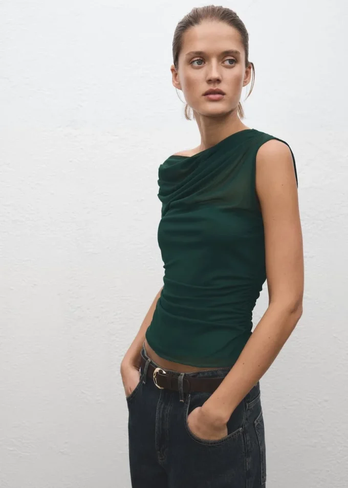 Poloprůsvitný top s asymetrickým výstřihem Poloprůsvitný top s asymetrickým výstřihem