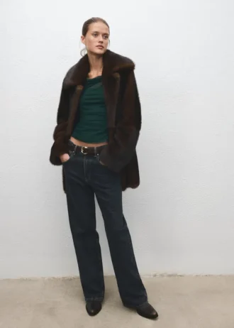 Poloprůsvitný top s asymetrickým výstřihem