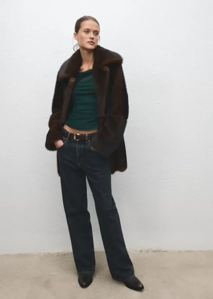 Poloprůsvitný top s asymetrickým výstřihem Poloprůsvitný top s asymetrickým výstřihem