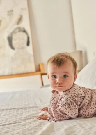 Potisknuté šaty a plenkové kalhotky