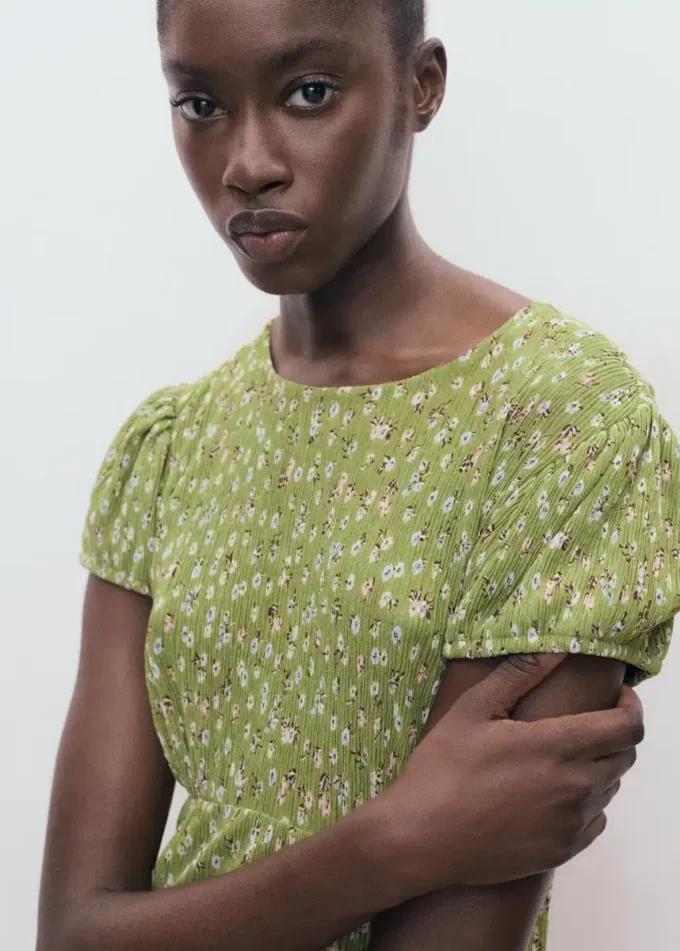 Potiskované šaty s bočním rozparkem