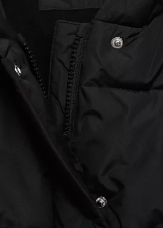 Prošívaný kabát s kapucí