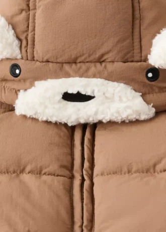 Prošívaný kabát s kožešinovým efektem