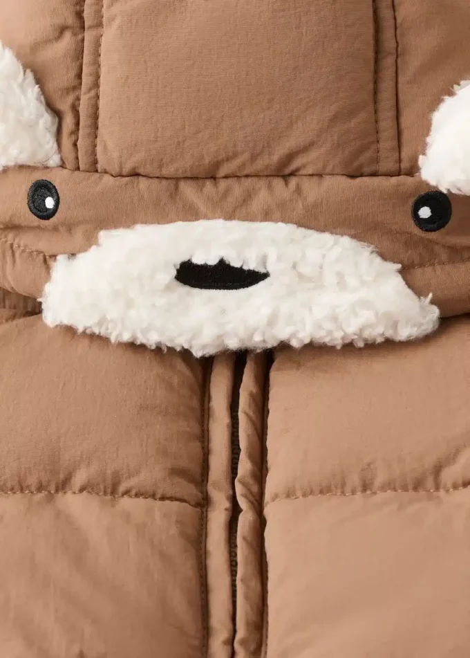 Prošívaný kabát s kožešinovým efektem