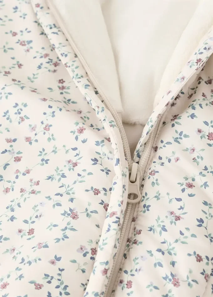 Prošívaný svetr s květinovým vzorem Prošívaný svetr s květinovým vzorem