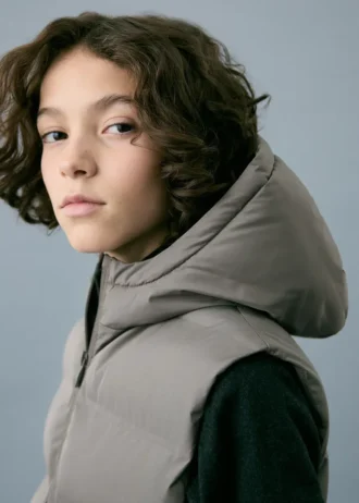 Prošívaná vesta s kapucí Prošívaná vesta s kapucí