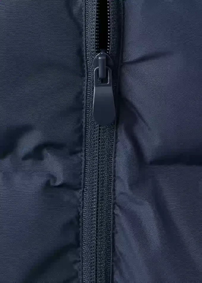 Prošívaná vesta s kapucí Prošívaná vesta s kapucí