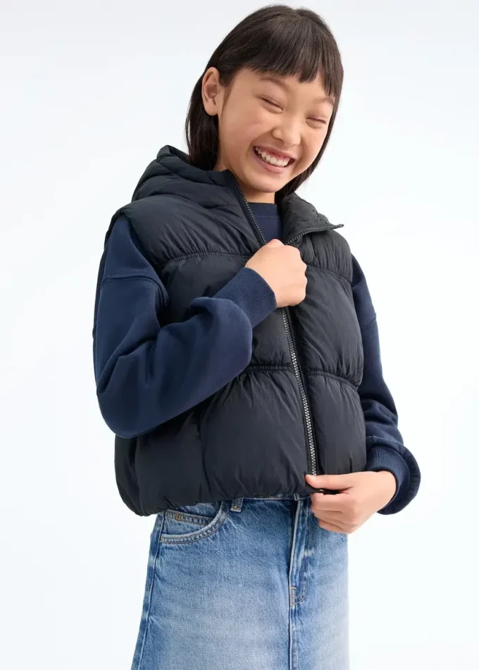 Prošívaná vesta s kapucí Prošívaná vesta s kapucí