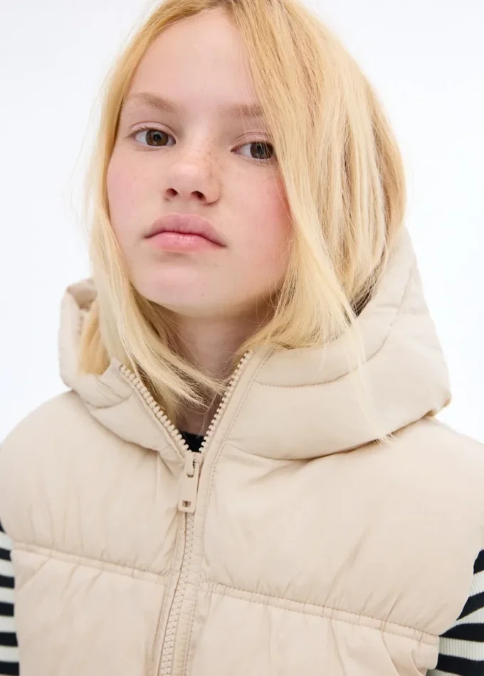 Prošívaná vesta s kapucí Prošívaná vesta s kapucí