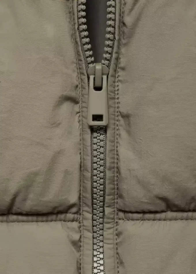 Prošívaná vesta s kapucí Prošívaná vesta s kapucí