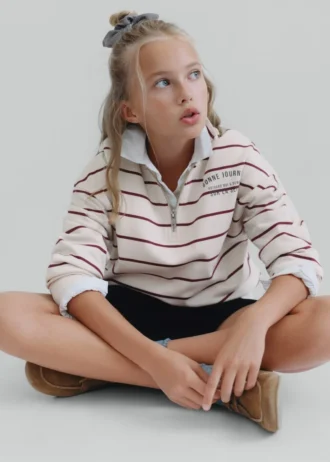 Pruhovaná mikina s potiskem sloganu