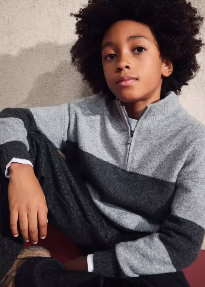 Pruhovaný svetr s perkinsovým výstřihem Pruhovaný svetr s perkinsovým výstřihem