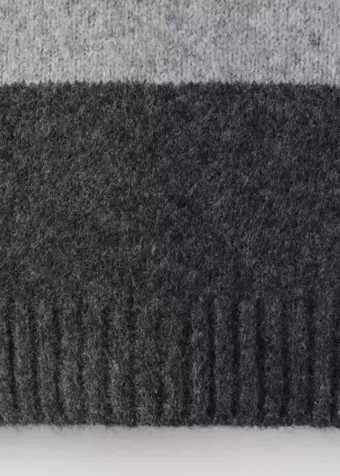 Pruhovaný svetr s perkinsovým výstřihem Pruhovaný svetr s perkinsovým výstřihem