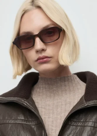 Ribované šaty s výstřihem Perkins