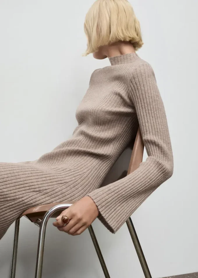 Ribované šaty s výstřihem Perkins