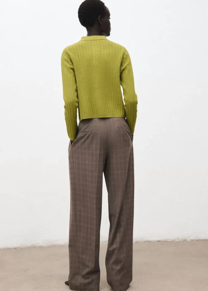 Ribovaný svetr s rolákem