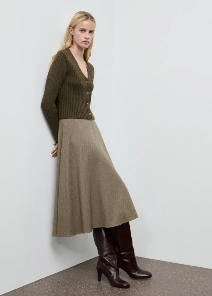 Ribovaný svetr s výstřihem do V Ribovaný svetr s výstřihem do V