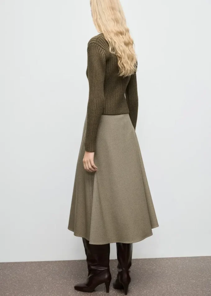 Ribovaný svetr s výstřihem do V Ribovaný svetr s výstřihem do V