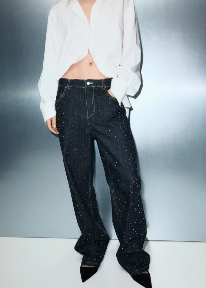Rovné džíny s detaily z umělých diamantů Rovné džíny s detaily z umělých diamantů