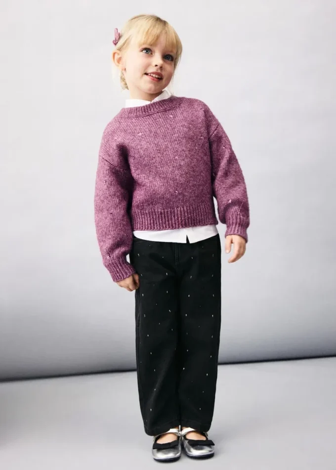 Rovné džíny s detaily z umělých diamantů Rovné džíny s detaily z umělých diamantů