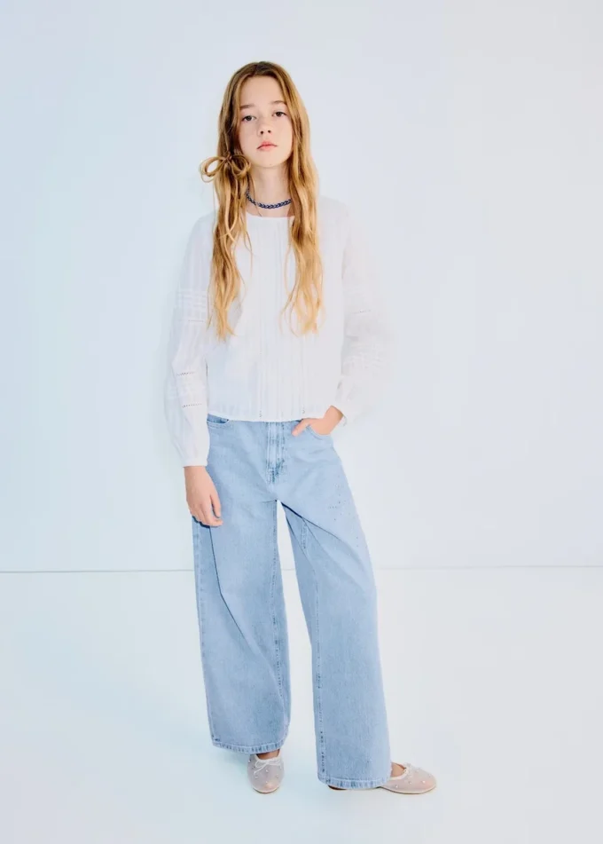 Rovné džíny s detaily z umělých diamantů Rovné džíny s detaily z umělých diamantů