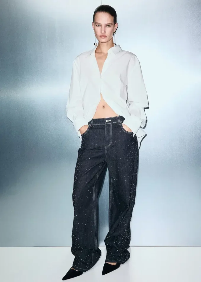 Rovné džíny s detaily z umělých diamantů Rovné džíny s detaily z umělých diamantů