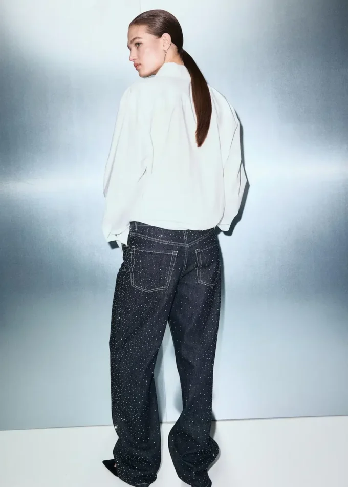 Rovné džíny s detaily z umělých diamantů Rovné džíny s detaily z umělých diamantů