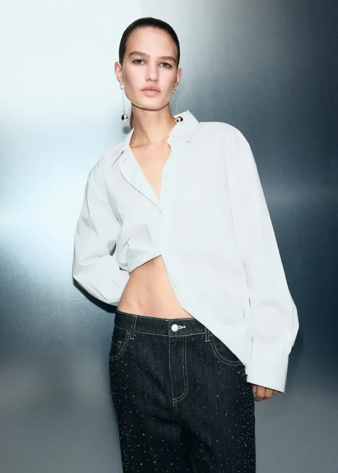 Rovné džíny s detaily z umělých diamantů Rovné džíny s detaily z umělých diamantů