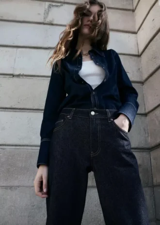 Rovné džíny s ohrnutými nohavicemi