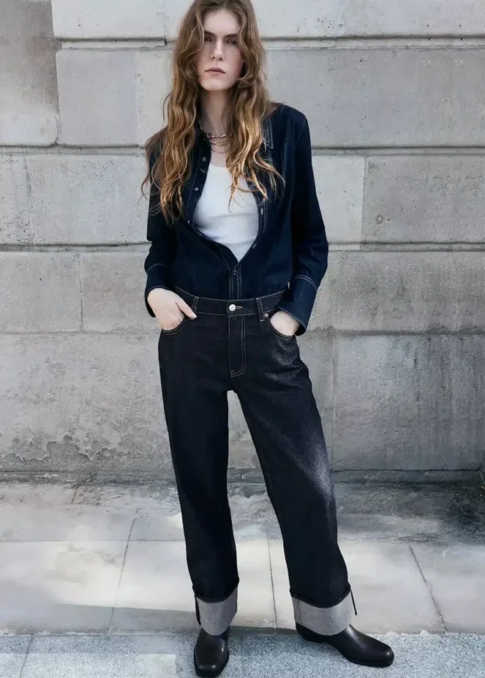 Rovné džíny s ohrnutými nohavicemi Rovné džíny s ohrnutými nohavicemi