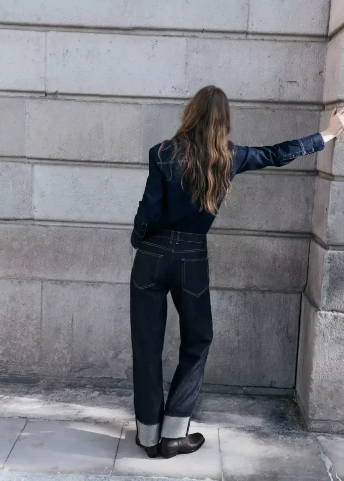 Rovné džíny s ohrnutými nohavicemi Rovné džíny s ohrnutými nohavicemi