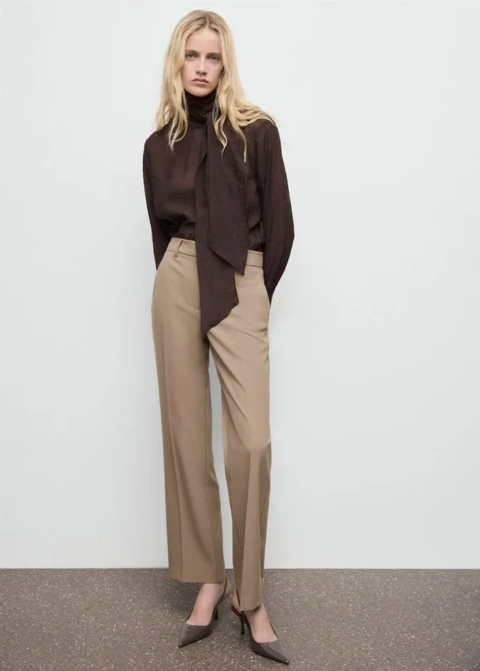 Rovné kalhoty se středně vysokým pasem Rovné kalhoty se středně vysokým pasem