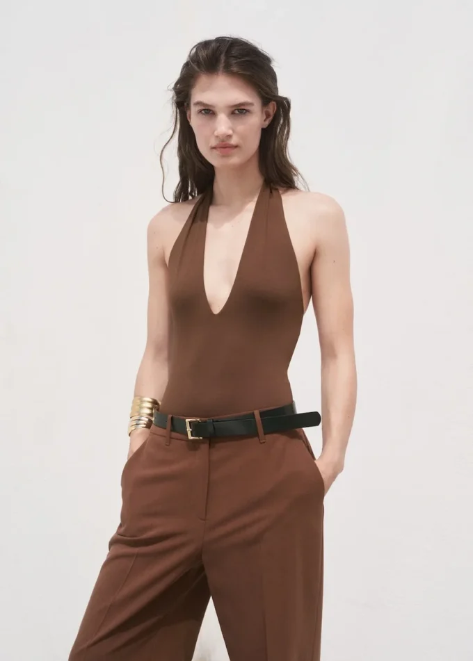 Rovné kalhoty se středně vysokým pasem Rovné kalhoty se středně vysokým pasem