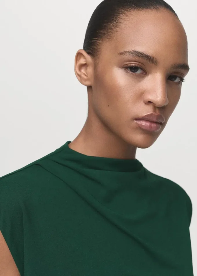 Rovný overal s drapovaným výstřihem Rovný overal s drapovaným výstřihem