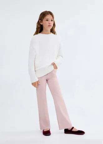 Rozšířené džíny s cvočky