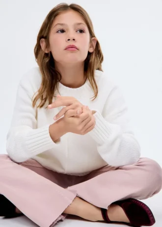 Rozšířené džíny s cvočky