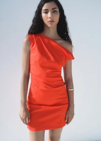 Ruchované šaty s asymetrickým výstřihem