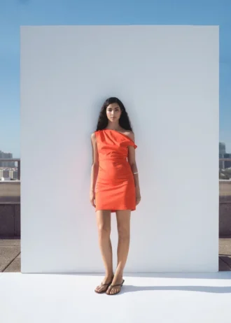 Ruchované šaty s asymetrickým výstřihem