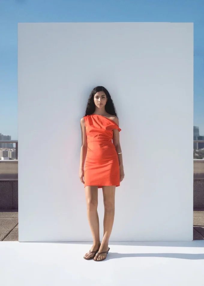 Ruchované šaty s asymetrickým výstřihem