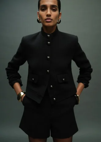 Sako s límcem s knoflíky Sako s límcem s knoflíky