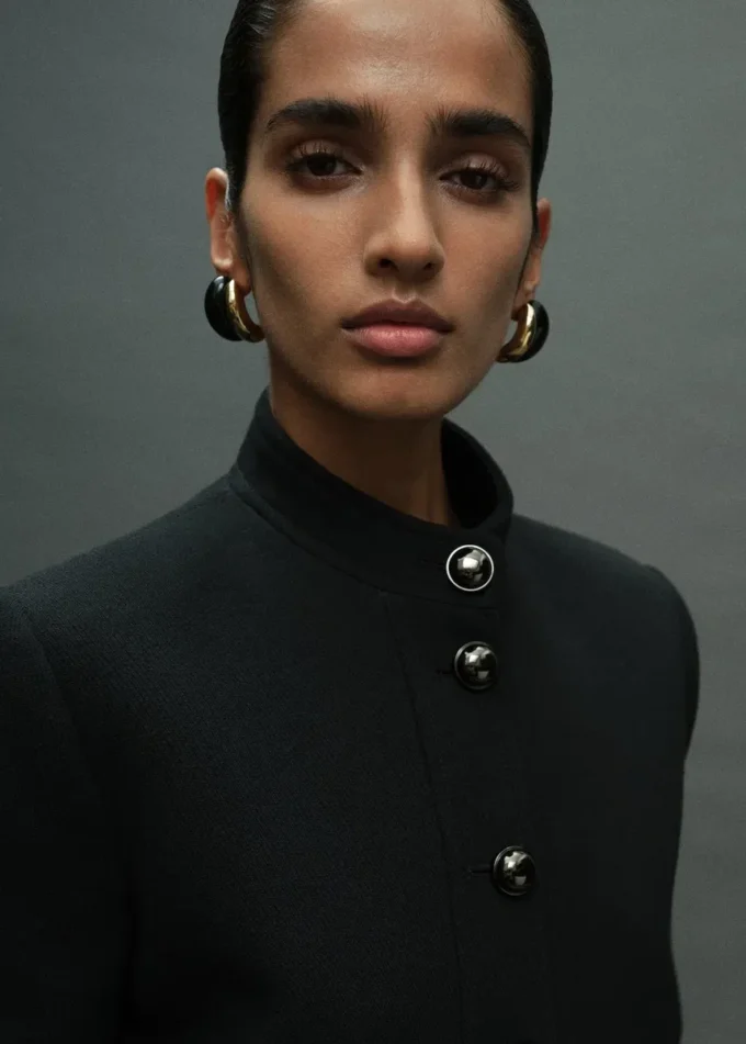 Sako s límcem s knoflíky Sako s límcem s knoflíky