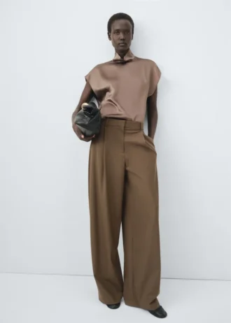 Sako s rovnými nohavicemi a záhyby Sako s rovnými nohavicemi a záhyby