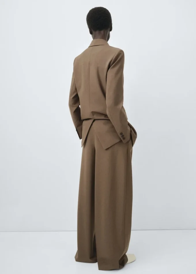 Sako s rovnými nohavicemi a záhyby Sako s rovnými nohavicemi a záhyby