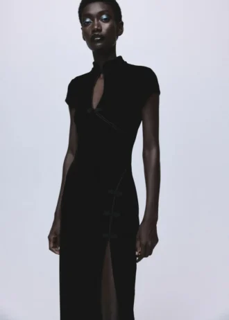 Sametové šaty s knoflíkovým zapínáním a rozparkem