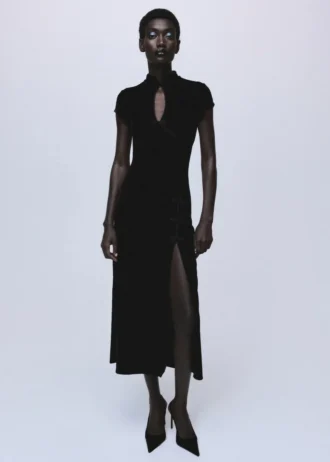 Sametové šaty s knoflíkovým zapínáním a rozparkem