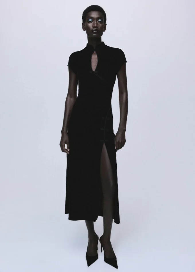 Sametové šaty s knoflíkovým zapínáním a rozparkem