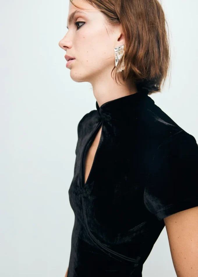 Sametové šaty s knoflíkovým zapínáním a rozparkem