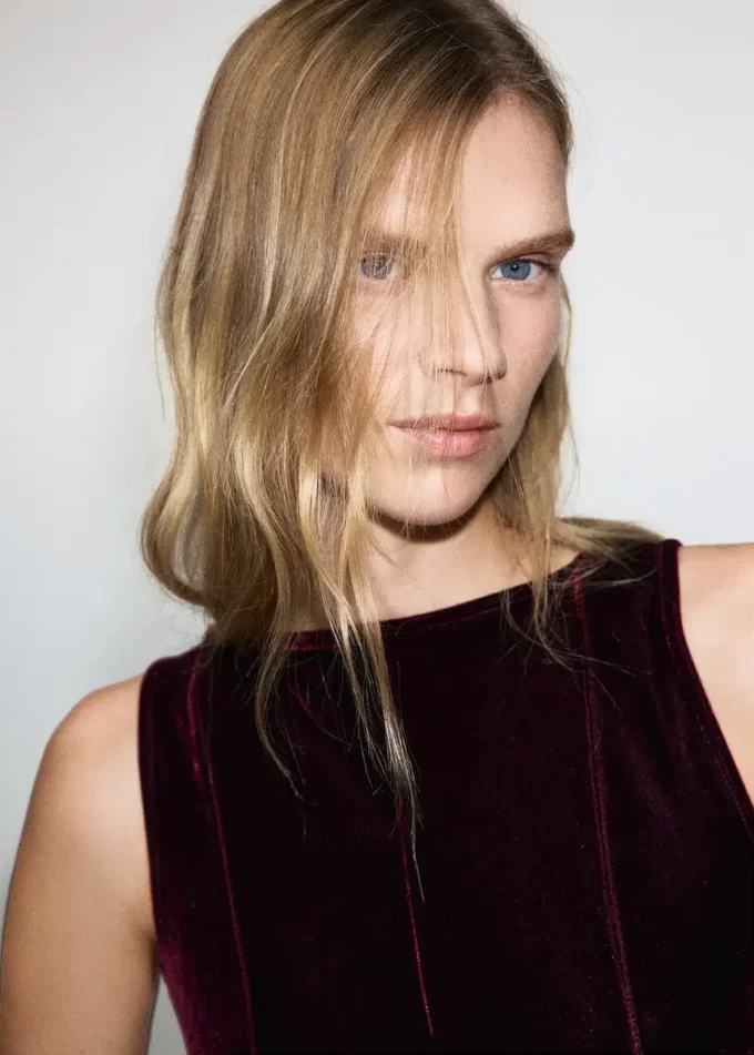 Sametové šaty se švy